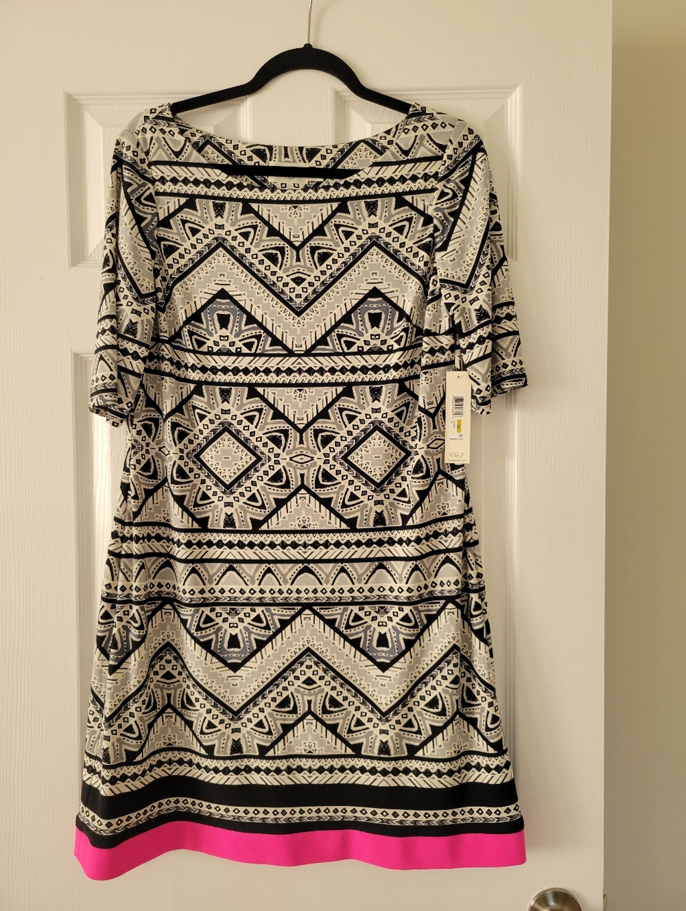 NWT Eliza J Size 14 Black & White Geometric Shift Dress with Pink Hem